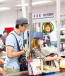 대만 톱가수 채의림, 연하남친과 길거리 데이트