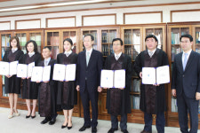 서울중앙지법, 배우 박진희씨 등