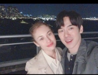 유연석, 세계적인 배우 올가 쿠릴렌코와 함께 셀카..프랑스 영화 촬영중