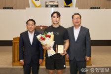 당진시의회, 당진이 낳은 태백장사 홍승찬 씨름 선수 표창패 수여