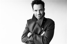 퀸과 헤드윅 넘나드는 뮤지컬 스타 라민 카림루