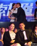 ‘中 스타 커플’ 오기륭-류시시, 시상식서 깜짝 볼키스 ‘당당한 공개열애’