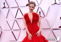 윤여정 소감에 감동한 아만다 사이프리드 “아이 러브 허”