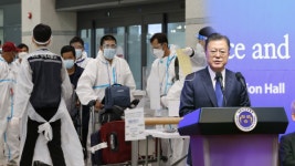 거리두기 격상 검토…문 대통령 "일상회복 순탄치 않아"