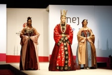 선덕여왕·명성왕후 한복 재현 이스탄불, `한국의 색`에 매료