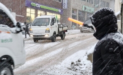 울릉도 눈보라 등굣길 수호천사…김태열씨 학생 안전 책임진다.