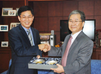 이철 울산대총장, 해외 인턴십 협약 체결