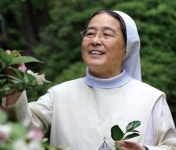 잊고 있던 고운말 꽃향기처럼 피어나…이해인 수녀 신간 ‘고운 마음 꽃이 되고 고운 말은 빛이 되고’