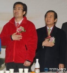 고양시 신년교례회서 국기에 대한 경례하는 손범규.백성운 전 국회의원