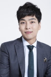 <까사 발렌티나>로 13년 만에 연극 무대 서는 배우 윤희석