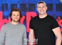 딤프 개막작 ‘스팸어랏’ 프로듀서 더들리 힌턴·배우 노튼 제임스 인터뷰 “어디 앉으실지 모르지만 조심하셔야 ...