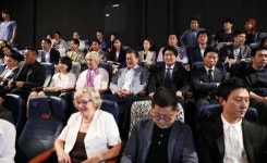 우는 힌츠펜터 부인 위로하는 문재인 대통령 (사진)