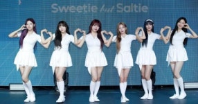 AV배우 오구라 유나, 한국 걸그룹 멤버에게 “성인 배우 돼달라”… 네티즌 갑론을박