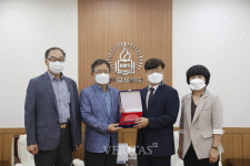 한국교원대, 발전기금 3천만원 기부한 故 태동만 선생 유족에 감사패 전달