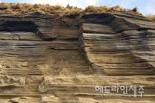 제주도 4.9 지진에 천연기념물 수월봉 절벽 일부 붕괴