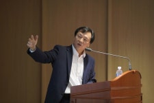 신인석 금통위원 “금융안정 가중치 재점검 할 때”