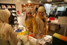 프린세스 노라 대학 교수진, 한국도자기리빙 방문