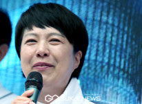 유세 도중 눈물 흘리는 김은혜 후보