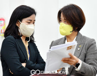 당직자와 대화 하는 이은주 원내대표