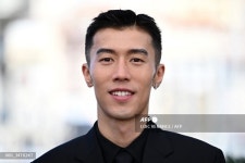 포즈 취하는 중국 배우 저우유