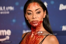 니콜 셰르징거, 피 질질