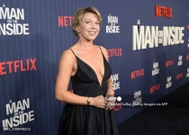 포즈 취하는 메리 엘리자베스 엘리스