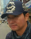 화려한 자수가 돋보이는 명품 지향 브랜드