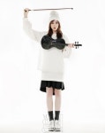 덥스텝에 맞춰 바이올린을 켜며 발레를 하는