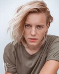 미소년의 얼굴을 품은 중성적인 매력의 그녀, 에리카 린더(Erika Linder)
