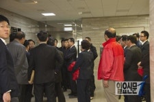 새누리당 대표실에 항의 온 각 지역 기초의회 의원들