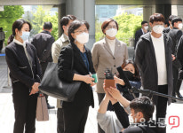 기자회견 하는 이상희 변호사