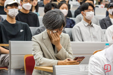 눈물 흘리는 강희경 의대교수협의회 비대위원장
