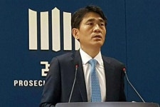 억지로 고삐당겨 출발 늦추기까지…