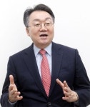 "전직 외교관 전문성 활용방안 만들 것"