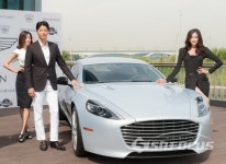 애스톤마틴 라피드S 옆에 선 배우 김동건