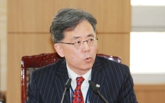 김현종의 행적, 기자들의 표적… 청와대는 "기밀"