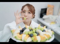 키자키 제시카, 카메라를 응시하는 매혹적인 눈빛