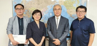 포석 연구하는 중국 대학 교수들, 동양일보 방문