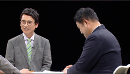 ‘썰전’ 유시민, “요즘 국회의원들 청와대 전화 못 받을까봐 다른 전화 안 받아”