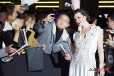 밀라 요보비치, 인형 같은 비주얼