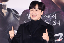 서현우, 유쾌한 엄지척