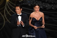 이병헌 긴장한 듯 침착하게 韓배우 최초 아카데미 외국어영화상 시상