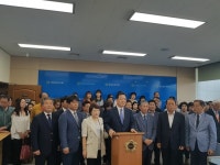 "나아가야 할 길 잃었다"…한국당 전현직 지방의원, 당원 등 320여명 민주당 입당