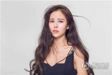 배우 원신의 ‘슬픈’ 패션 화보, 숨겨진 섹시미