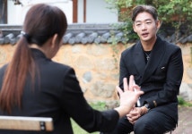이태성 화가·배우 "전주한지는 서양화 재료보다 깊이 있는 색감"