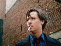 작가 지망생의 눈으로 본 사회 비판 영화이자 러브 스토리