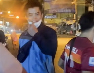 전직 복싱 선수인 것도 모르고 여성 머리에 술 부으며 조롱하다 참교육 당한 남성 (영상)