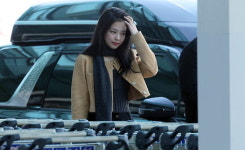 몰려온 팬들에게 편지 받다가 손 다쳤는데도 "죄송하다" 사과하는