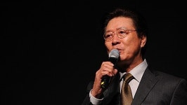 이정길, 교복 바꿔입고 등하교..