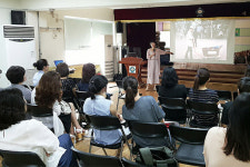 "마크 트웨인 소설 주인공들이 여기 있어요"